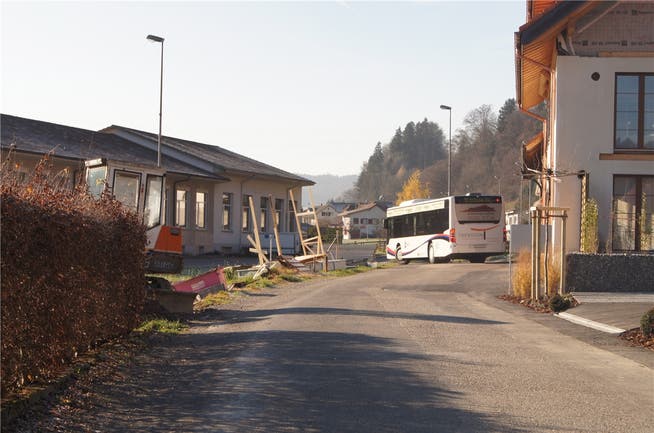In Uerkheim ist die alte Dorfstrasse einerseits Schulweg und dient andererseits dem Bus als Wendeschleife. Marina Bertoldi