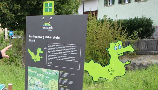 Thomas Vetter, Präsident Jurapark Aargau, präsentierte diese Woche in Biberstein die neue Hinweistafel zum Erlebniswanderweg an der Gisliflue. Kel