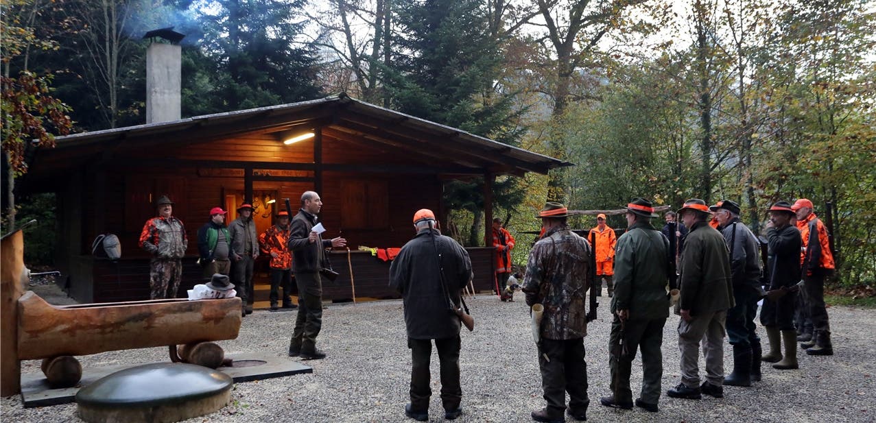 Präsident Roland Flury begrüsst am frühen Morgen die Jäger und Treiber zur Saisoneröffnung bei der Waldhütte der Jagdgesellschaft St. Stephan in Wolfwil.