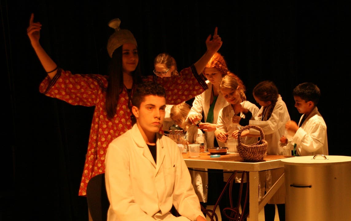 Kinder und Jugendliche der Theaterschule Kunterbunt spielen den «Wunschpunsch»