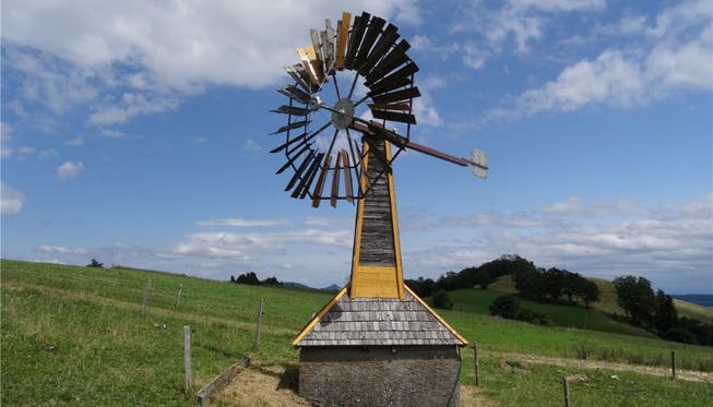 Das 1932 gebaute Windrad gehört heute zum landschaftlichen Erscheinungsbild des Brunnersberges.