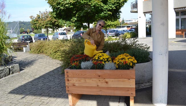 Dorothee Doswald giesst stolz die Gartenkiste vor dem Altersheim in Schöftland.