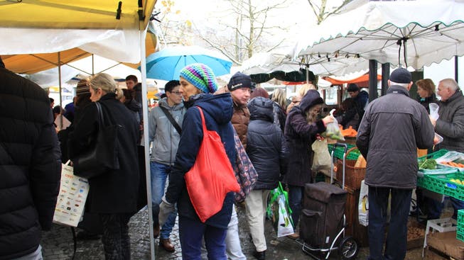 Kälte und Schneeregen sorgten für Winterlaune am Aarauer Gemüsemarkt.