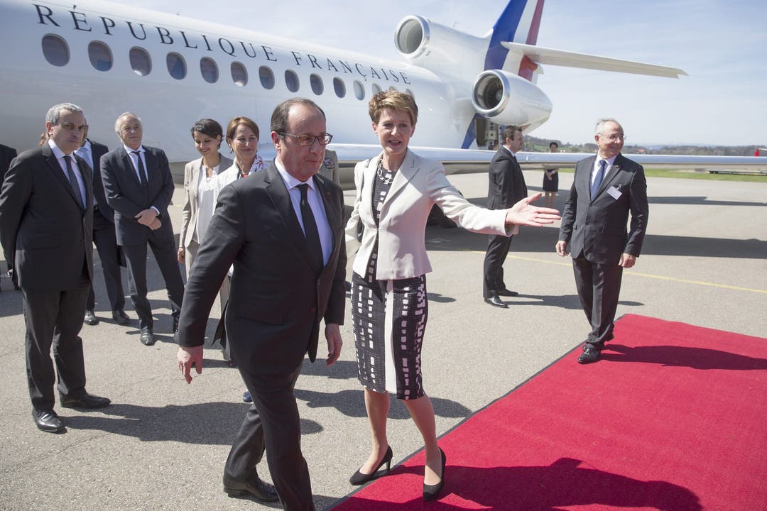 Bundesrätin Simonetta Sommaruga begrüsst Frankreichs Präsident Francois Hollande auf dem Flughafen in Bern-Belp