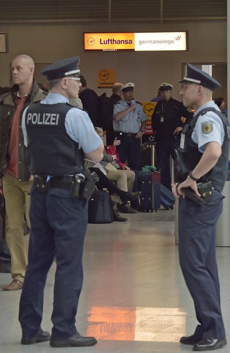 Polizisten vor dem Germanwings-Schalter am Flughafen Düsseldorf
