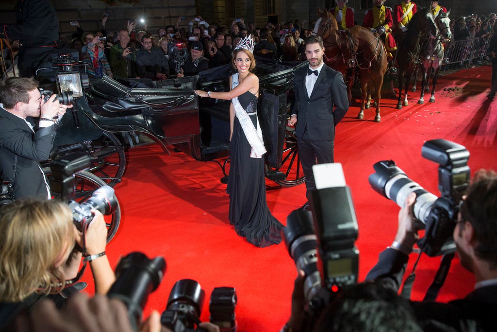 Die neue Miss Schweiz Laetitia Guarino besteigt die Märchen-Kutsche
