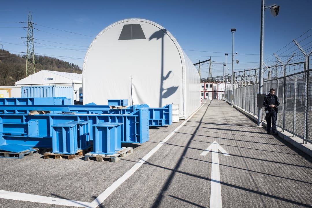Links das Schutzzelt um die neuen Reaktordruckbehälterdeckel in der Zwischenlagerung im Kernkraftwerk Beznau in Döttingen AG.