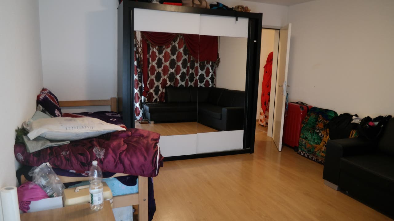 Ein Zimmer für zwei Personen in einer 5-Zimmer-Wohnung. Küche und Toilette werden geteilt. Kostenpunkt dieses Zimmers: 1400 Franken.