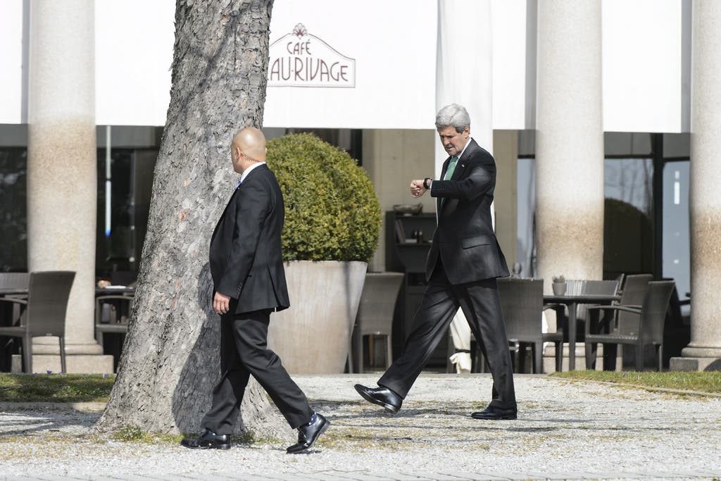 US-Aussenminister John Kerry während einer Pause vor dem Café des Hotels Beau Rivage
