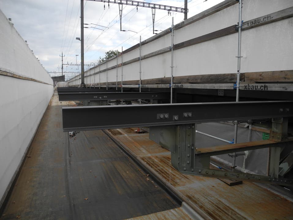 Der Vergleich - die neuen Stahlträger ragen über einen halben Meter über die alten hinaus und stützen den verbreiterten Weg.