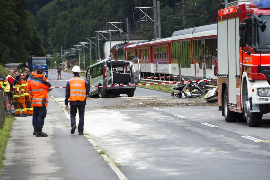 Unfall auf Bahnübergang fordert 3 Todesopfer