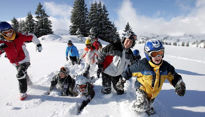 Diese Kinder eines Jugendskilagers haben Spass im Schnee. Im Bezirk Brugg verzichten immer mehr Kinder auf diese Tage in der weissen Pracht.