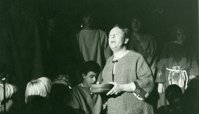 Leopold «Poldi» Kaiser im Jahr 1982 als Johannes der Täufer im Musical Godspell (grosses Foto) und im Sommer 2014 mit Wohler Strohhut. zvg/rubu.