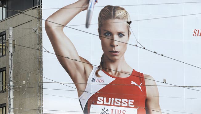 Die Siebenkämpferin Linda Züblin wirbt auf einem Plakat für die Leichtathletik-EM in Zürich.