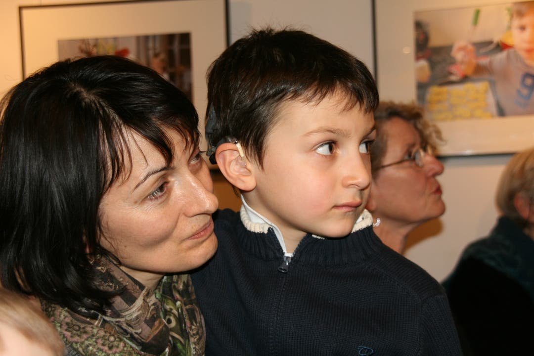 Der sechsjährige Nicolas hat vom Hocker auf Mamis Schoss gewechselt