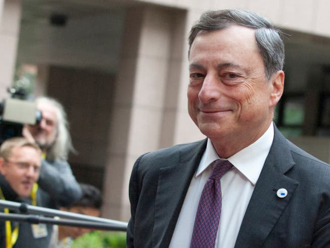 EZB-Chef Mario Draghi hält an der ultra-lockeren Geldpolitik fest.