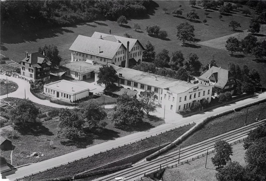 Luftaufnahme des Firmengeländes der Biscuitsfabrik Schnebli im August 1928. 1865 wurde die Geschichte der Badener Zuckerbäcker-Dynastie im Gstühl begründet.
