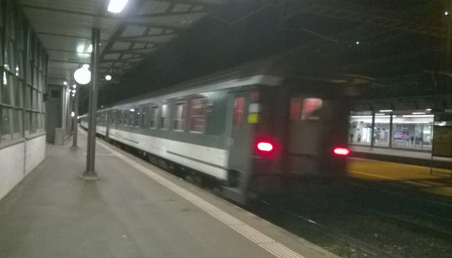 Ein Zug ist am Bahnhof Aarau abgefahren.