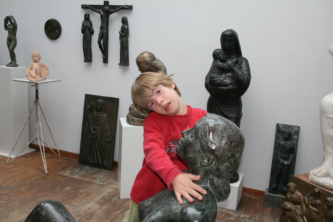 Zärtlich umarmt der zehnjährige Jan eine Bronzefigur vonWalter Huser