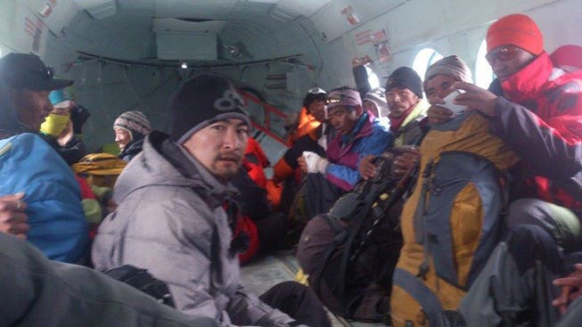 Bergsteiger werden vom Basecamp des Mount Everest evakuiert.