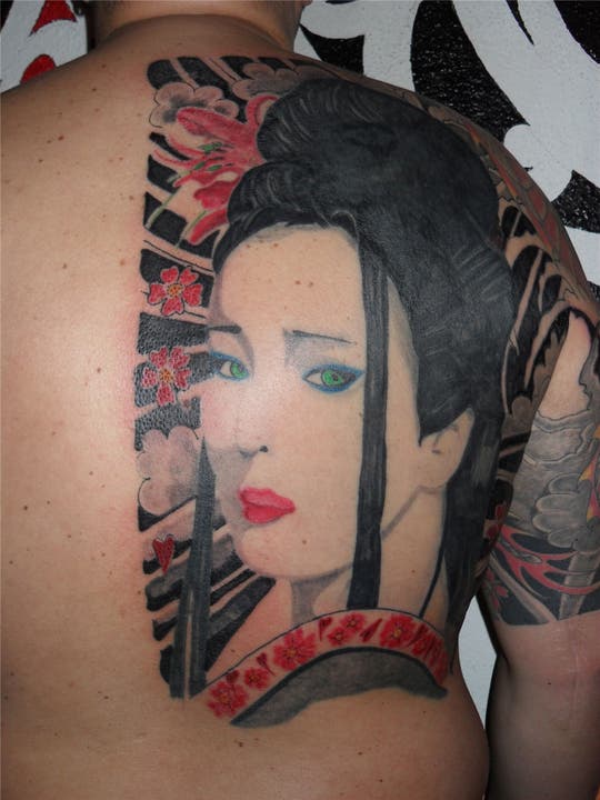 Eine Geisha auf dem Rücken eines Kunden von Dans Tattoo-Studio. ZVG