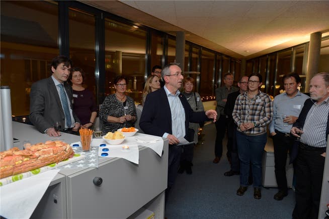 Kurt Boner begrüsst die Gäste – Stadtpräsident, Gemeinderäte und Mitglieder der Verwaltung.