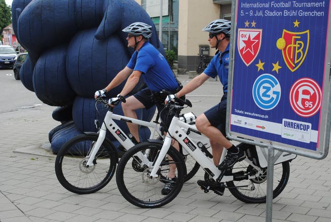 Die Stadtpolizei Grenchen unterwegs auf E-Bikes.