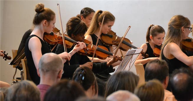 Im Jugendorchester Freiamt spielen Musikerinnen und Musiker zwischen 11 und 17 Jahren ihre Instrumente unter der Leitung von Anne-Cécile Gross engagiert.