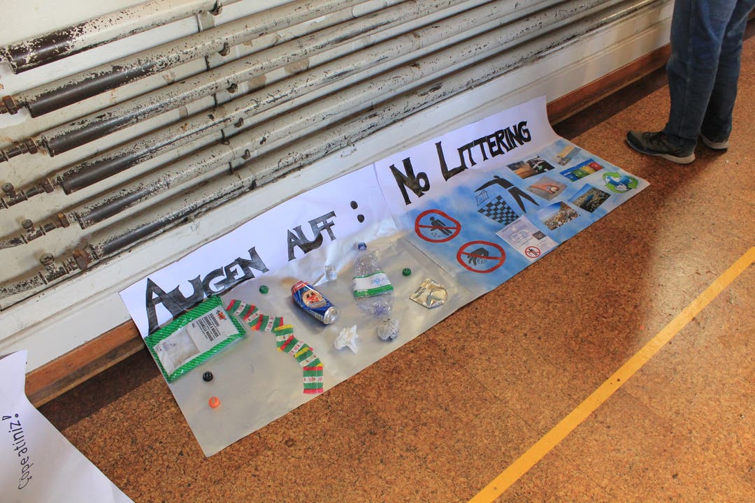 Schülerinnen der Sekundarschule Biberist verlangen einen umweltbewussteren Umgang mit Abfall.