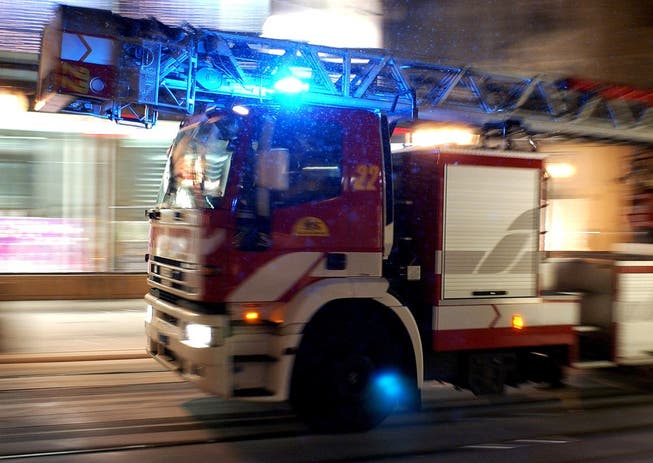 Die rund 35 Einsatzkräfte der Feuerwehr Neuendorf rückten mit Fahrzeugen und Material an. (Symbolbild)