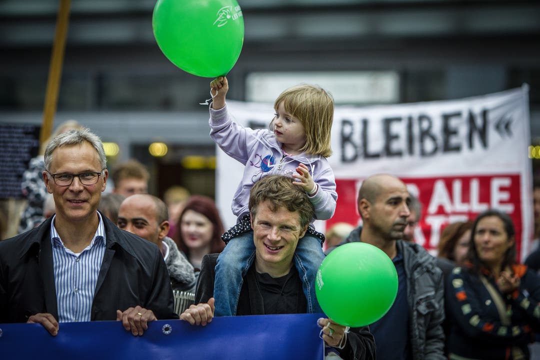 Der Präsident der Grünen Aargau Jonas Fricker brachte auch seinen Nachwuchs mit an die friedliche Demo.