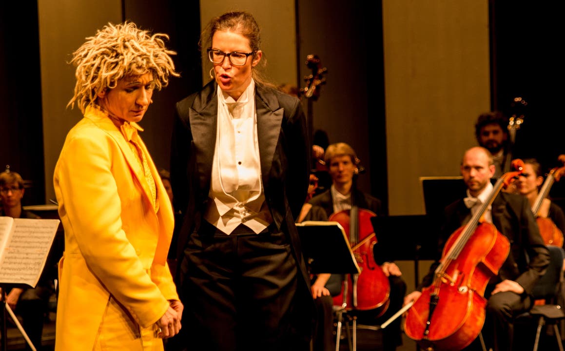 Die Dirigentin Graziella wechselt gekonnt zwischen dirigieren und humorvollen Dialogen