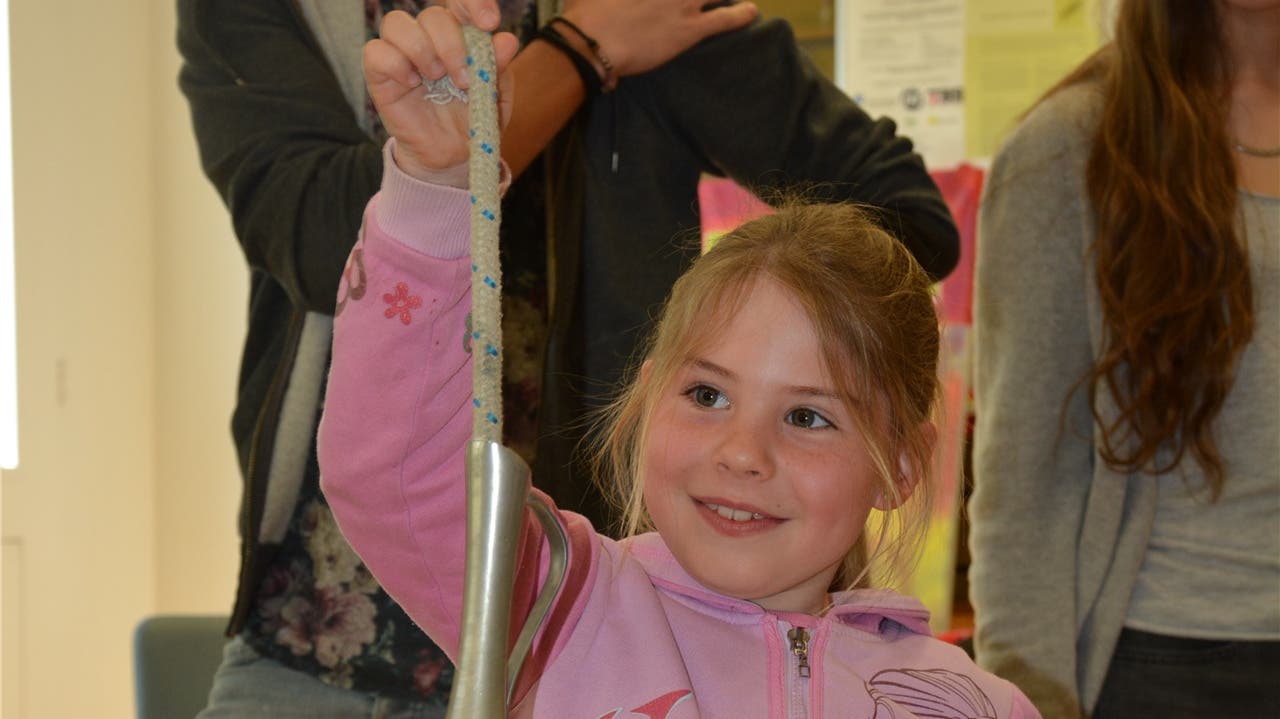 Eine junge Teilnehmerin zeigt stolz einen Zaubertrick.