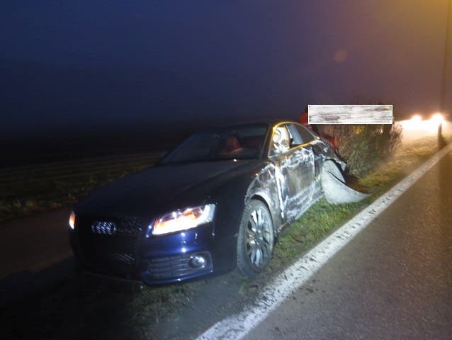 Fislisbach: 21-jähriger Audi-Fahrer überholt und prallt in Kandelaber
