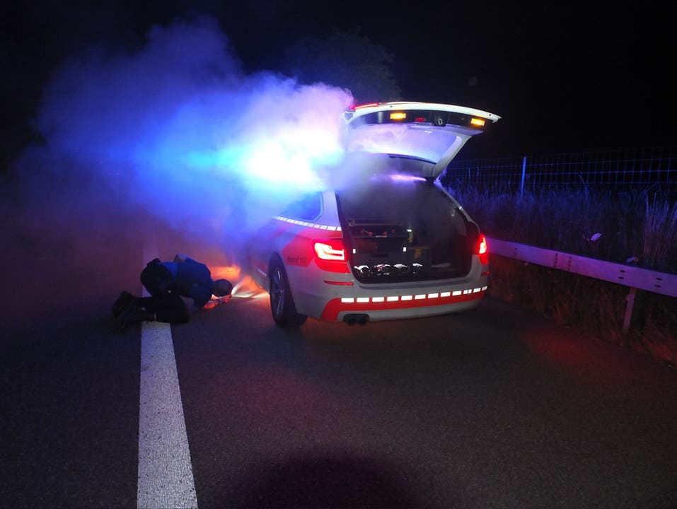 Das Polizeiauto der Kantonspolizei St. Gallen geriet aus unbekannten Gründen in Brand