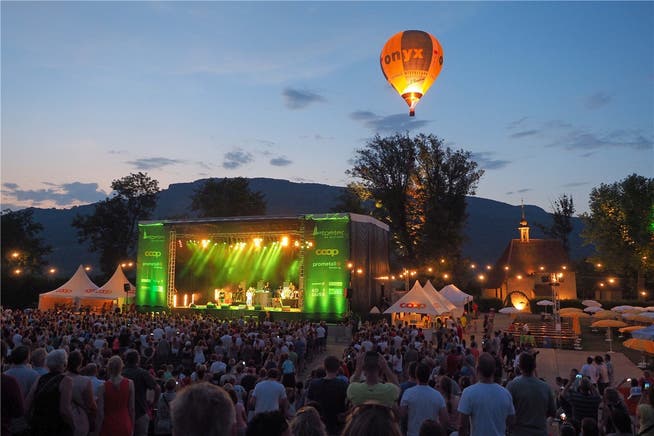 Das warme Wetter, die Musiker und der Heissluftballon – der Überraschungsgast des Abends – sorgten für Hochstimmung.