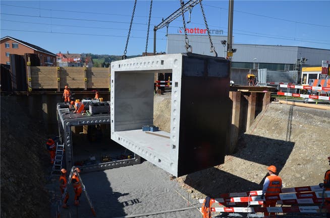Die einzelnen, 32 Tonnen schweren und vorgefertigten Betonelemente werden in Boswil zu einer neuen Personen- und Radwegunterführung zusammengesetzt. ES