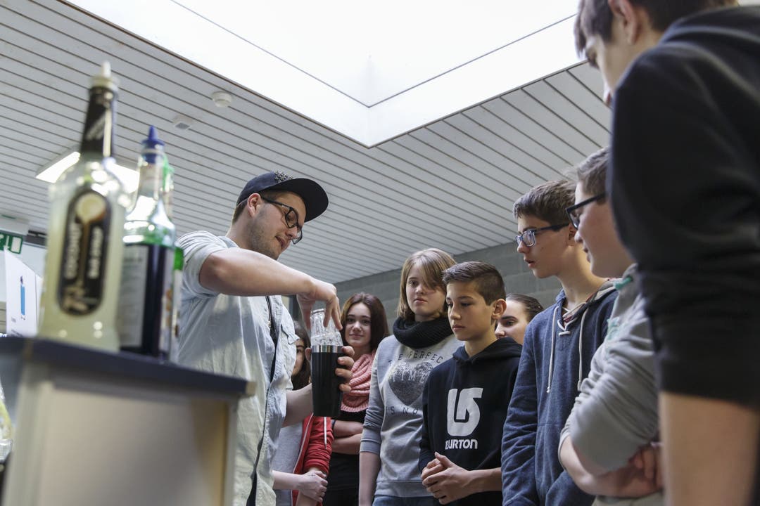Die Schüler lernen, wie man leckere nichtalkoholische Cocktails mixt