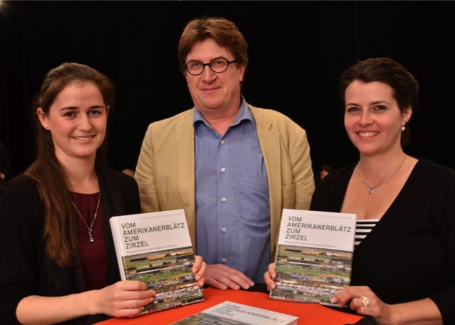 Die Autorinnen Beatrice Hofmann-Wiggenhauser (links) und JacquelineReber zusammen mit dem Verleger Thomas Knapp.