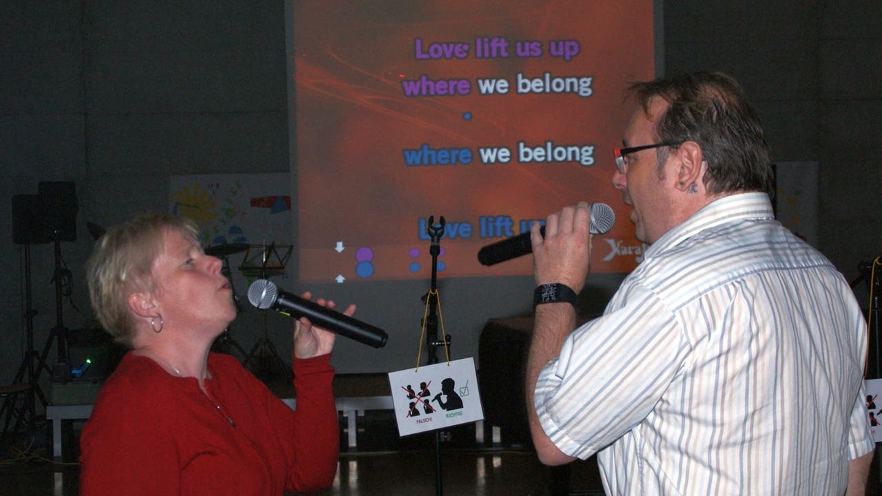 Petra und René singen 'Up Where We Belong' im Duett.