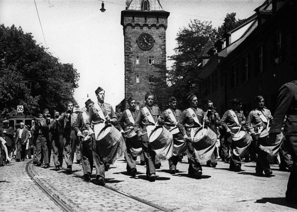 Das französische 34. Regiment vor dem St. Johannstor in Basel, 28. Juni 1945.