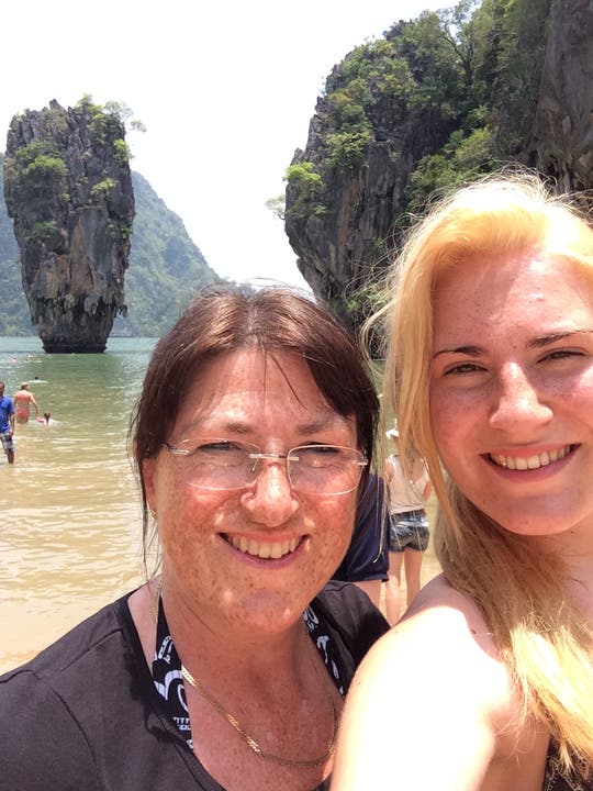 Silvia (17) und ich (49) auf den Spuren von James Bond. Das Bild haben wir in unsern Thailandferien gemacht.