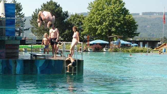 Damit sich die Würenloser auch weiterhin im Schwimmbad vergnügen können, wird dieses in den nächsten Jahren schrittweise saniert. (DM)