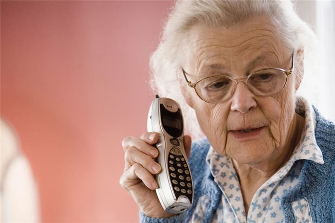 Enkeltrickbetrüger kontaktieren in der Regel Personen im Rentenalter und geben sich dabei als Verwandte aus. (Symbolbild)