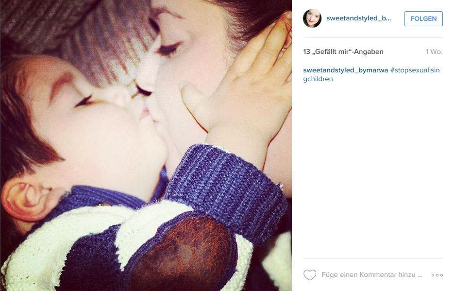 Selfies von Müttern die ihre Kinder küssen