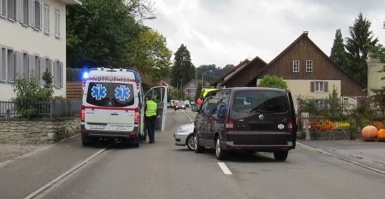 Eine Ambulanz bringt die schwer verletzte Schweizerin ins Spital.