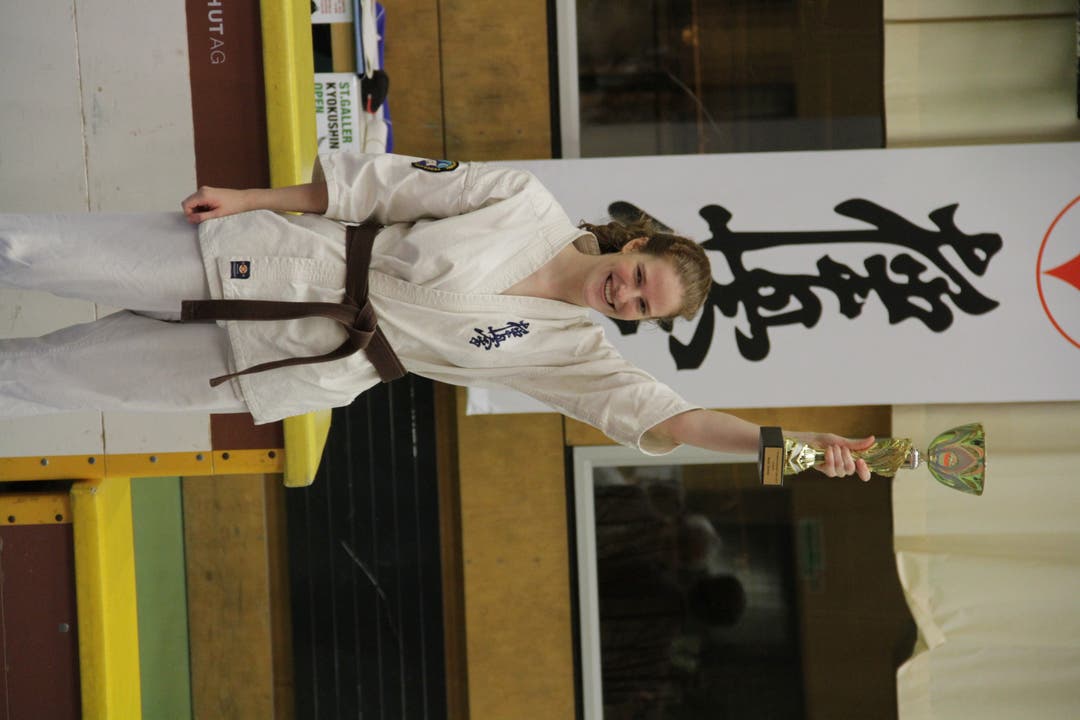 Beste Technik für Chantal Gauch.JPG Chantal Gauch mit Pokal für "Beste Technik" bei den U20 Karatekas