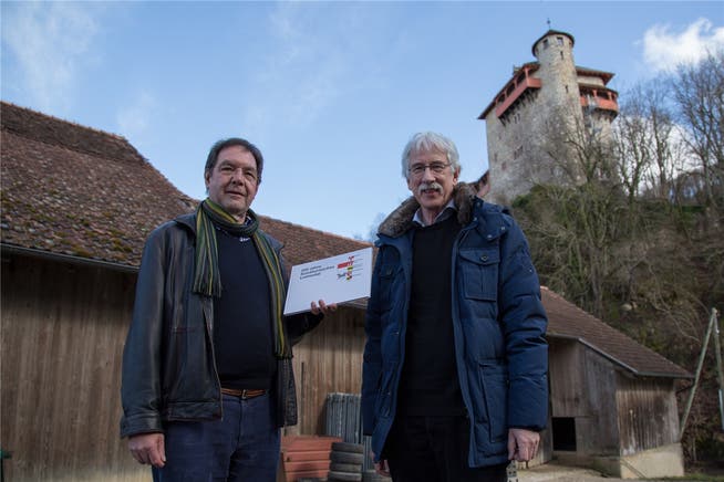 Präsentieren das Buch: Richard Gschwind (l.) und Klaus Fischer vor der geschichtsträchtigen Burg Rotberg.