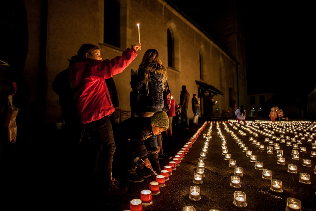 Unzählige Kerzen leuchten an diesem Abend im Zeichen der Solidarität