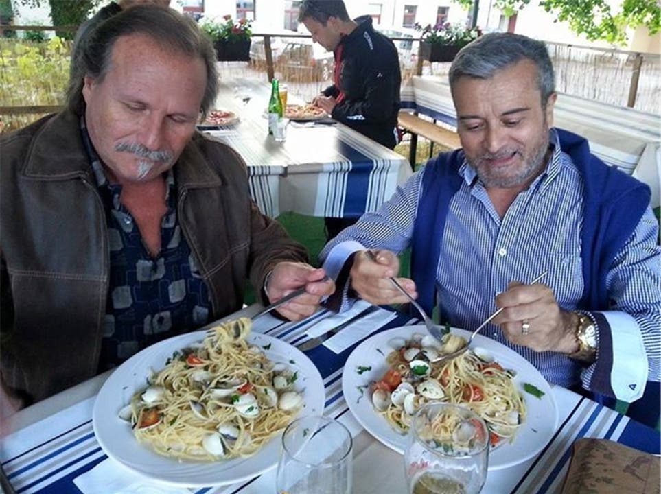Die beiden Herren geniessen die Sommerspezialität Spaghetti «alle vongole».